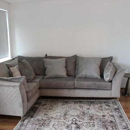 Lovely 2-Bedroom, 1 Bathroom Home, Sleeps 4 London Exterior photo
